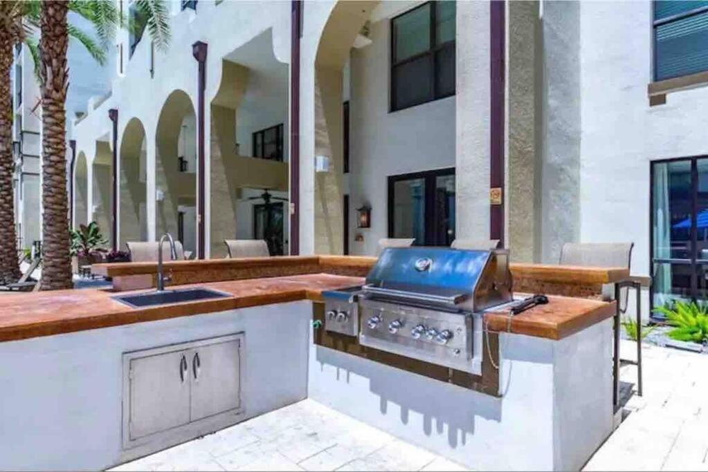 Blooming Journey In Tampa Bay! Apartamento Exterior foto